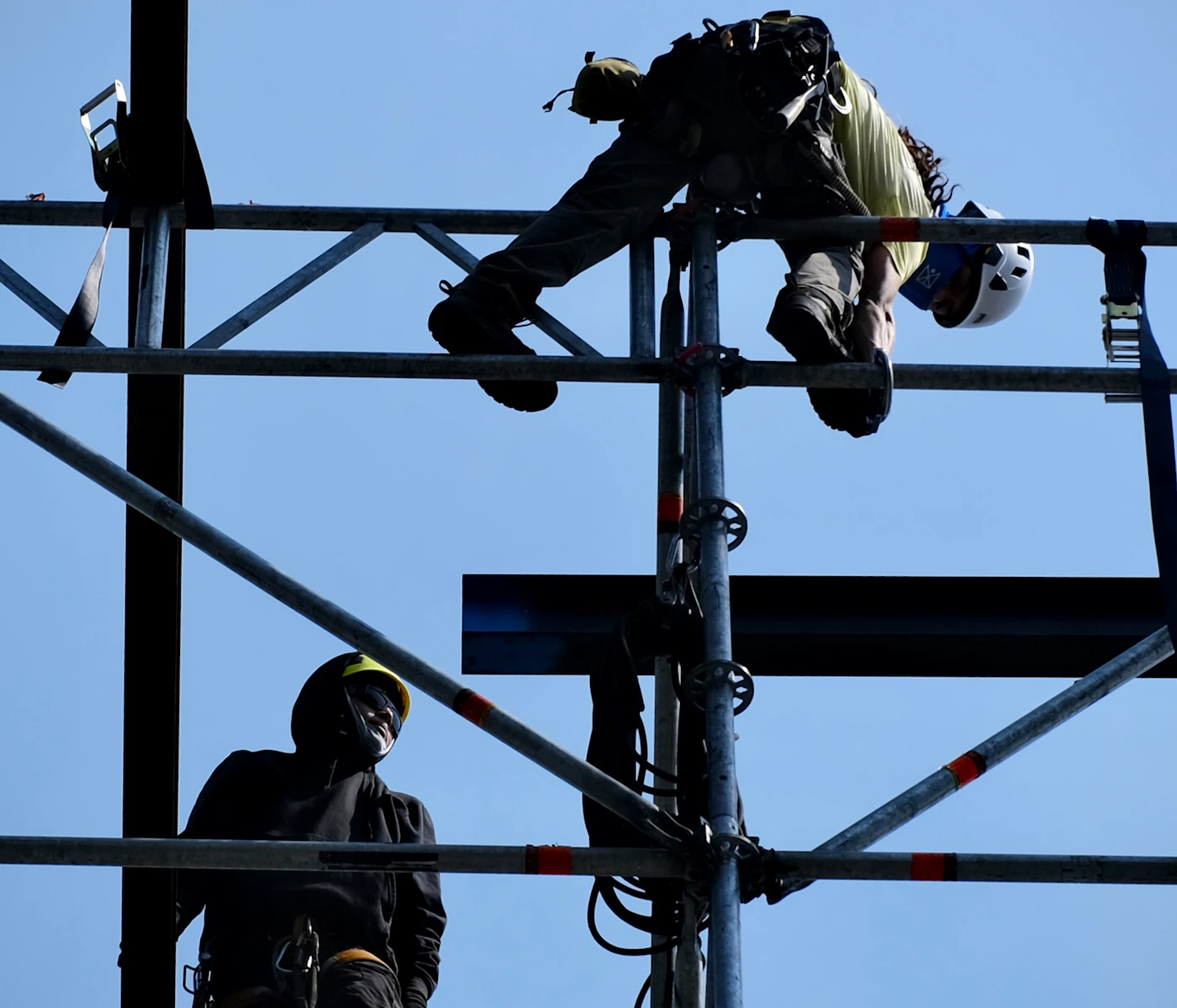 Scaffold installers working with safety equipment