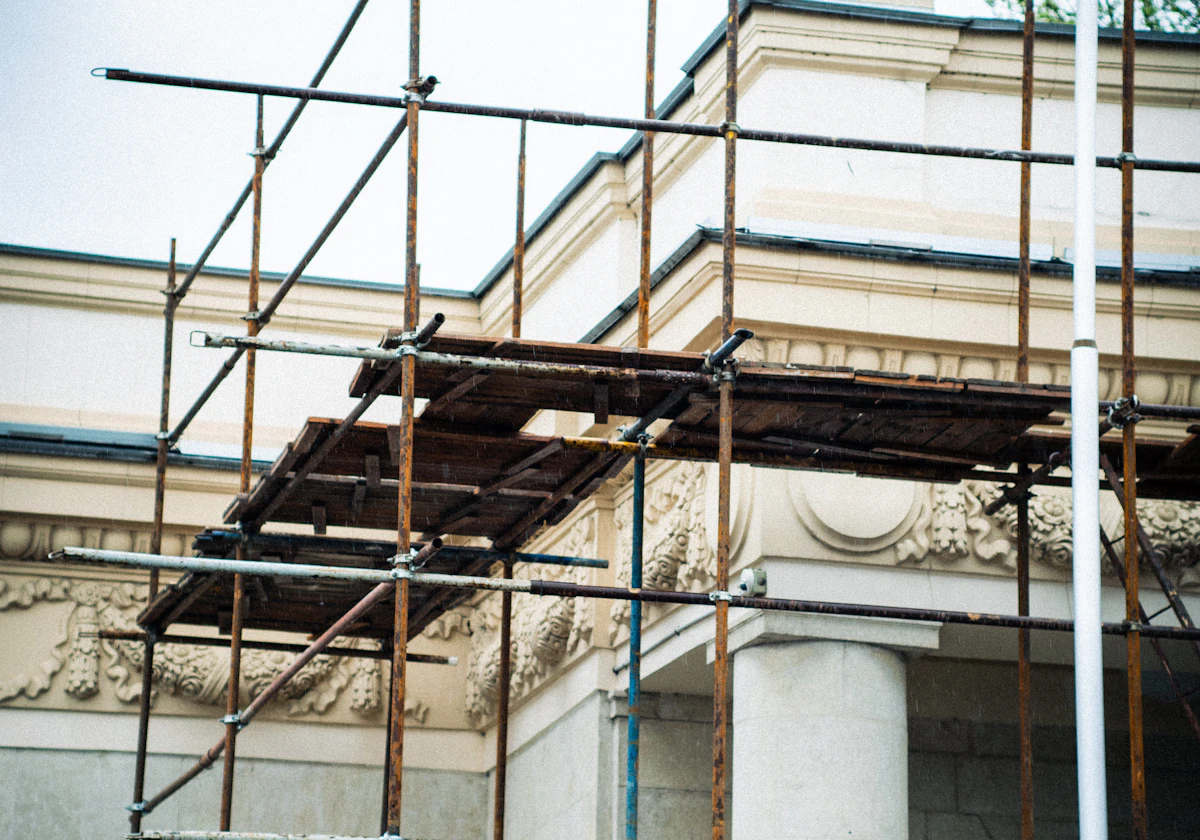 Commercial building scaffold system