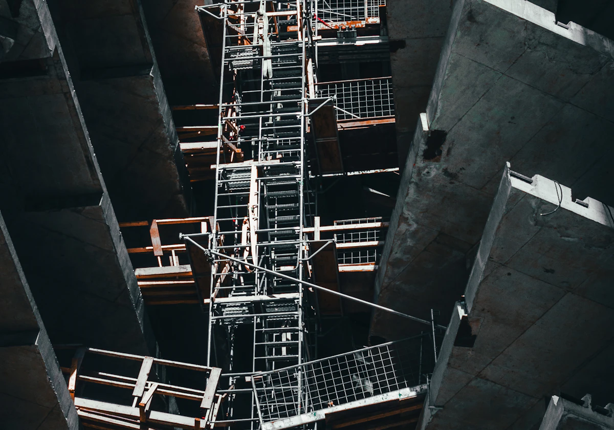 Complex scaffold installation between building floors